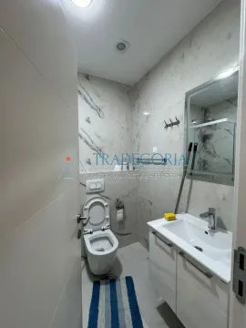 Manje kupatilo sa umivaonikom, WC šoljom i ogledalom. - image 13
