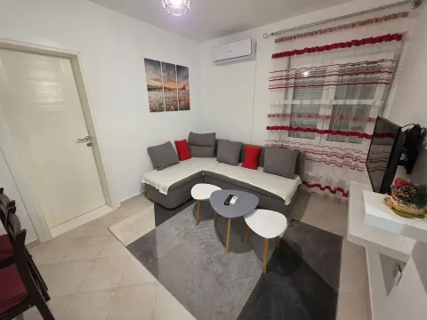 Dnevna soba sa ugaonom garniturom, stočićima i televizorom. - image 3