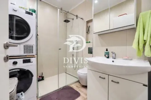 Moderno opremljeno kupatilo sa tuš kabinom i veš mašinom. - image 6