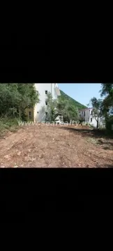 Zemljište oko stambene zgrade okruženo zelenilom. - image 2