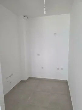 Prazna neuređena prostorija sa bijelim zidovima i pločicama na podu. - image 4
