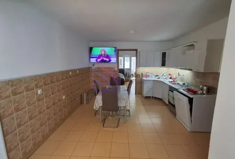 Kuhinja sa trpezarijom i bijelim elementima. - image 10