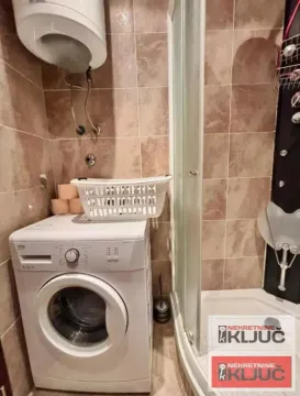 Kupatilo opremljeno tuš kabinom i veš mašinom. - image 7