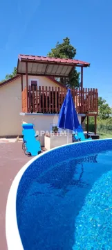 Pogled na bazen, dvorište i spoljašnjost kuće sa terasom. - image 16