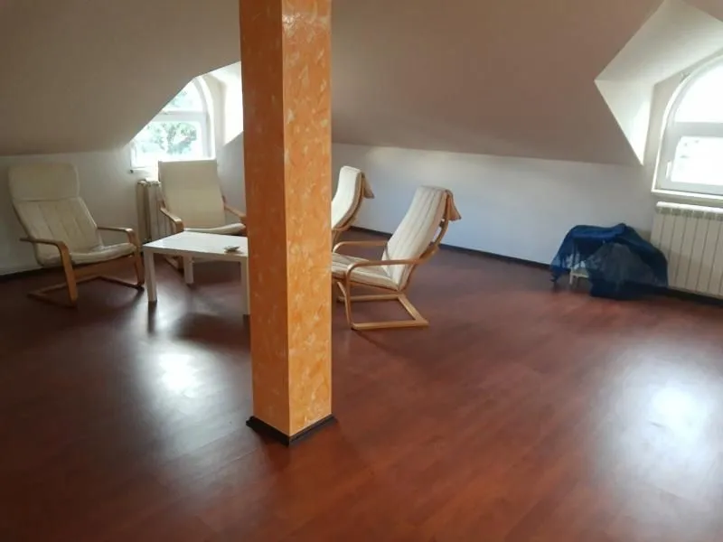 Izdavanje, četvorosoban stan, 180m², Petlovo Brdo, Beograd