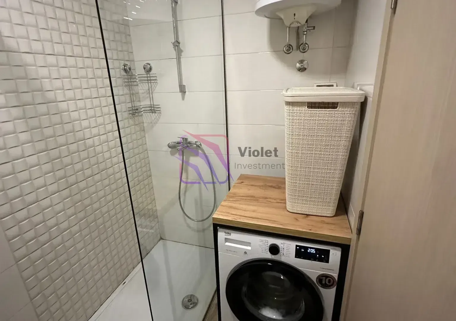 Kupatilo sa tuš kabinom i veš mašinom.