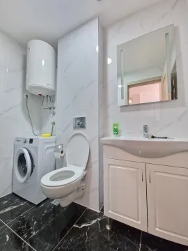 Kupatilo sa umivaonikom, WC šoljom, bojlerom i veš mašinom. - image 10