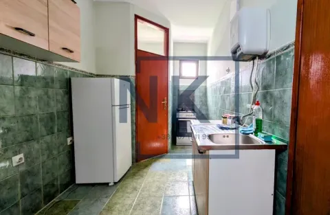 Manja kuhinja sa sudoperom, frižiderom i šporetom. - image 7