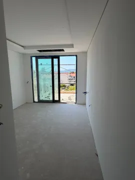 Neopremljena prostorija u izgradnji sa izlazom na terasu i pogledom na okolinu. - image 6