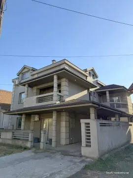 Pogled na spoljašnjost trospratne kuće sa dvorištem i terasama. - image 2