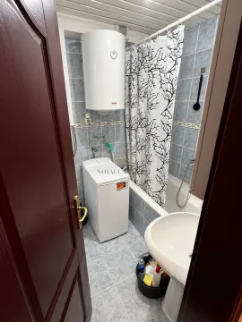 Manje kupatilo sa kadom, umivaonikom, bojlerom i veš mašinom. - image 7