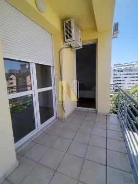 Natkriveni balkon sa popločanim podom i metalnom ogradom. - image 10