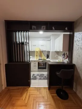 Manja kuhinja sa elementima u beloj boji i šankom za ručavanje. - image 12