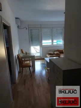 Dnevni boravak sa trpezarijom i izlazom na terasu. - image 11