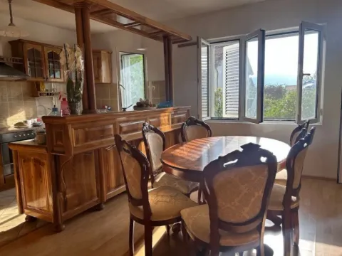 Izdavanje, dvosoban stan, 100m², Kalimanj, Tivat - image 2