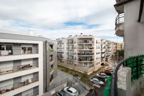 Pogled sa terase na okolne zgrade i parking. - image 9