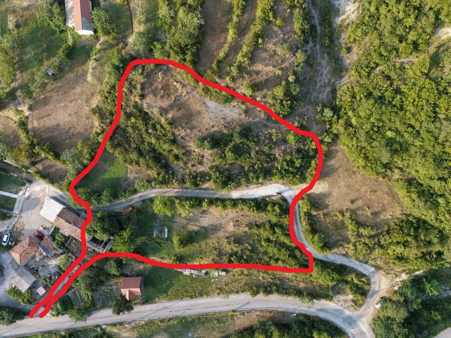 Pogled iz vazduha na zemljište sa ucrtanom granicom parcele.