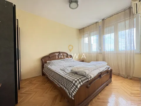 Spavaća soba sa bračnim krevetom, drvenim podom i prozorima sa zavesama. - image 5