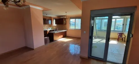 Living room with a view of the kitchen and access to the terrace. - image 2