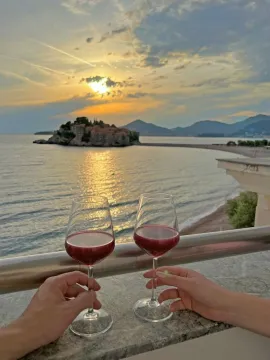 Pogled na more sa terase sa čašama vina i zalaskom sunca. - image 17