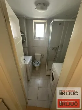Manje kupatilo sa tuš kabinom, WC šoljom i veš mašinom. - image 8