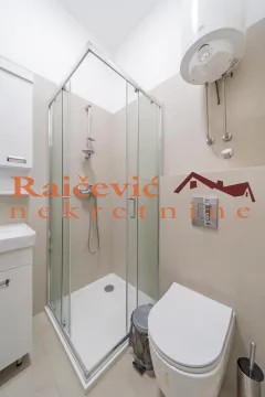 Kupatilo opremljeno tuš kabinom, umivaonikom, wc šoljom i bojlerom. - image 6