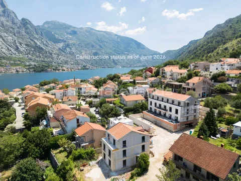Pogled iz vazduha na objekte u izgradnji sa pogledom na more i planine. - image 5