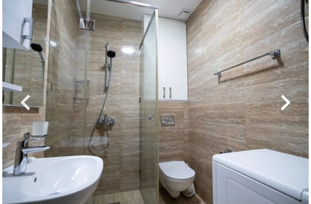 Moderno opremljeno kupatilo sa tuš kabinom, umivaonikom i wc šoljom.