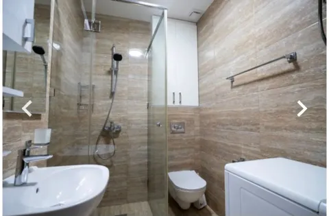 Moderno opremljeno kupatilo sa tuš kabinom, umivaonikom i wc šoljom. - image 9
