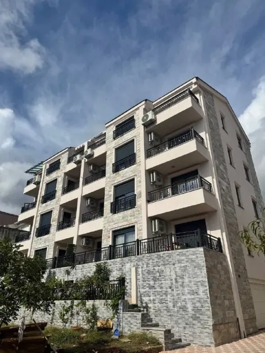 Izdavanje, dvosoban stan, 54m², Lazi, Budva