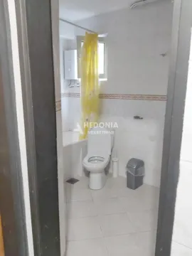 Pogled na kupatilo sa kadom, toaletom i prozorom. - image 10