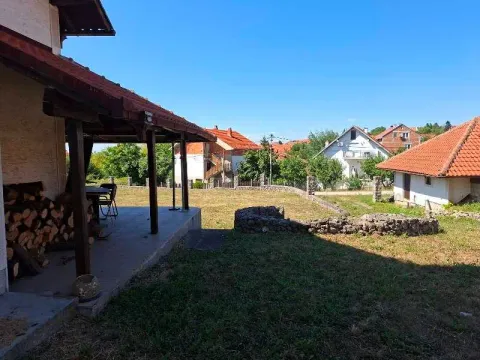 Pogled na dvorište i natkrivenu terasu kuće sa okolnim objektima. - image 4