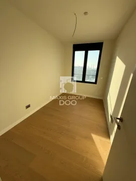 Prazna soba sa drvenim podom i prozorom. - image 10
