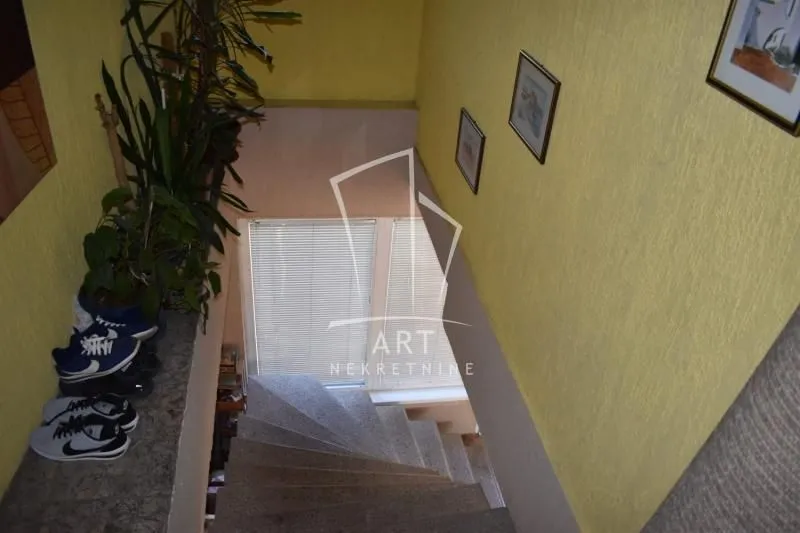 Prodaja, kuća, 336m², Jajinci, Voždovac Sve Podlokacije