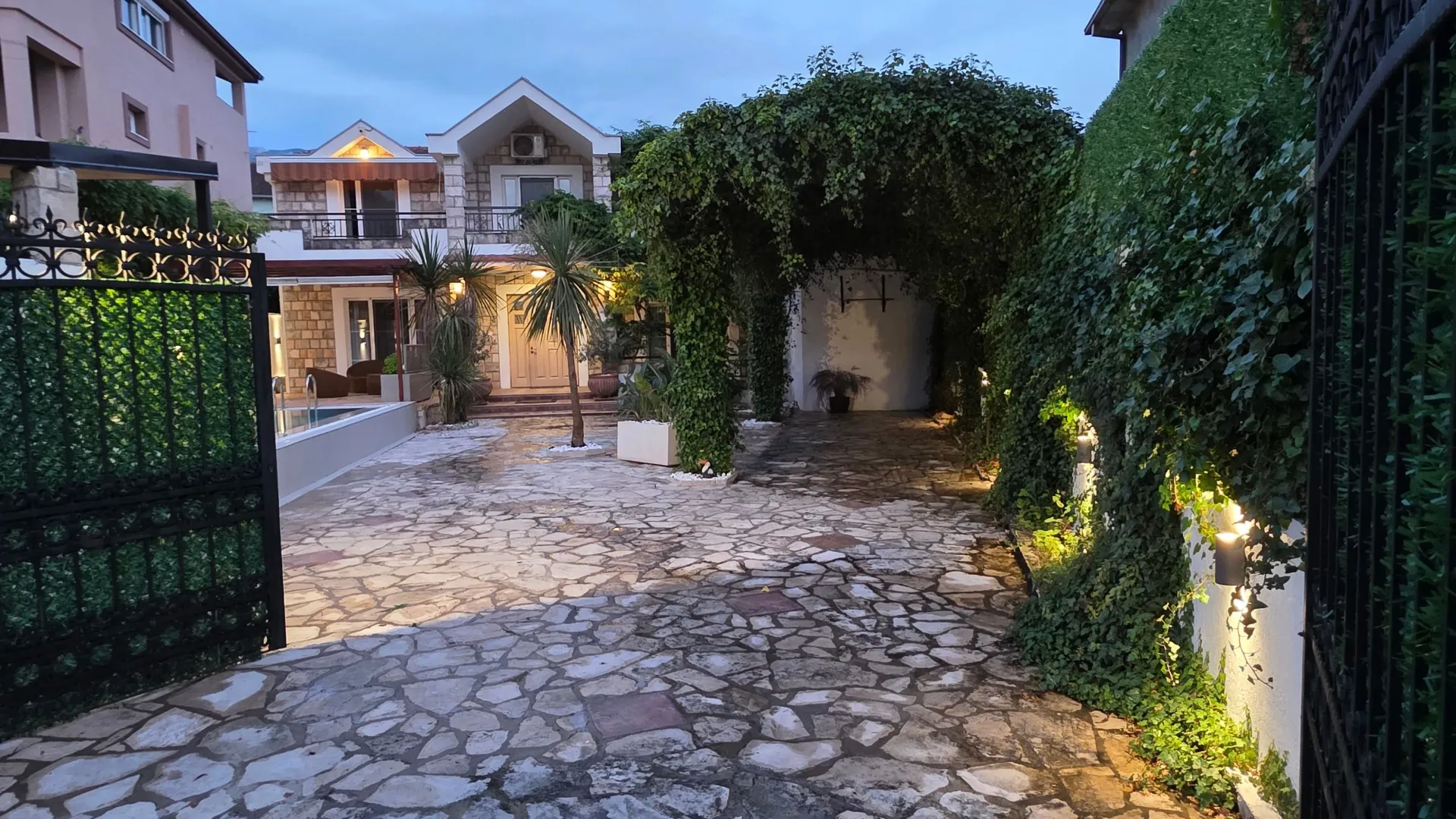 Prodaja, kuća, 234m², Dumidran, Tivat