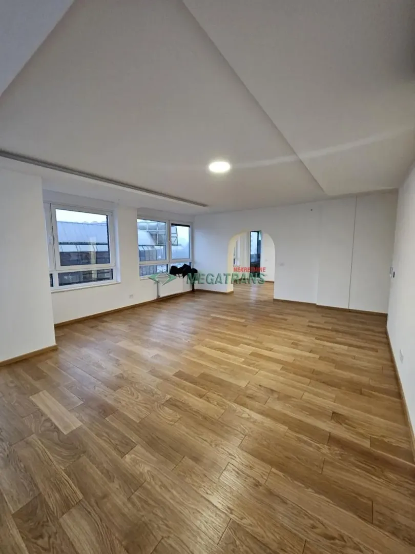 Izdavanje, četvorosoban stan, 124m², Centar, Novi Sad