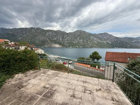 Pogled na more i planine sa popločane terase sa ogradom. - image 2