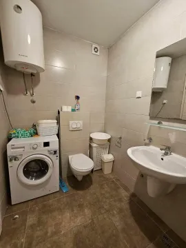 Kompaktno opremljeno kupatilo sa veš mašinom i bojlerom. - image 7