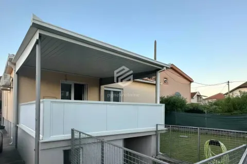 View of the covered terrace and yard of the house. - image 9