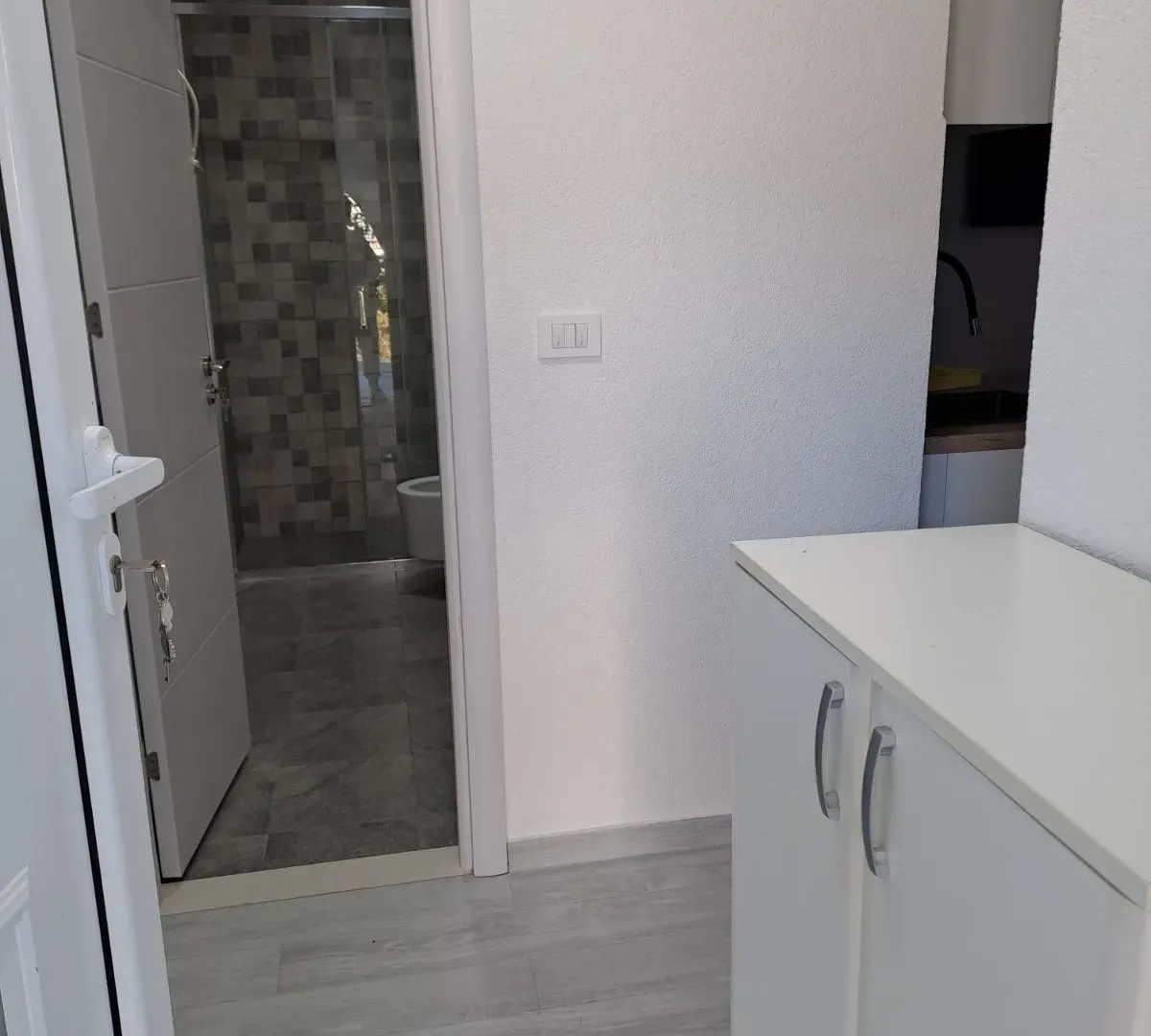 Izdavanje, jednosoban stan, 47m², Kalimanj, Tivat