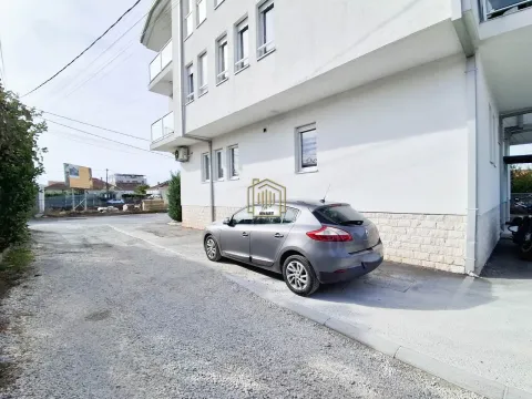 Pogled na spoljašnjost zgrade sa parking prostorom. - image 14