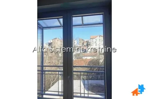 Pogled kroz prozor na okolne zgrade i gradsku sredinu. - image 10