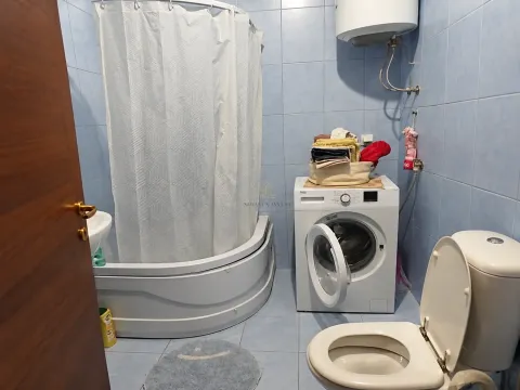 Kupatilo opremljeno tuš kabinom, WC šoljom i veš mašinom. - image 7