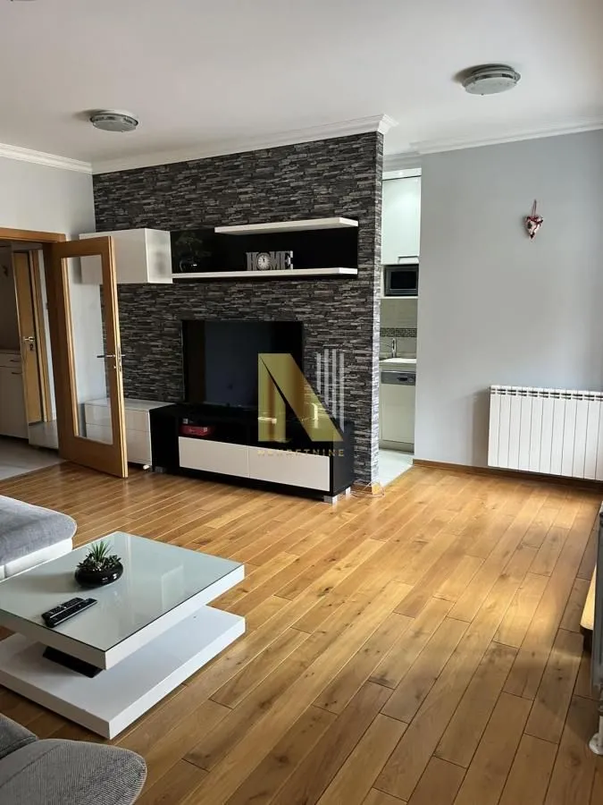 Izdavanje, trosoban stan, 62m², Centar, Novi Sad