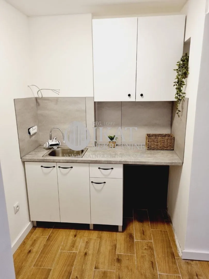 Sale, two bedroom apartment, 44m², Kalenić Pijaca, Vračar Sve Podlokacije