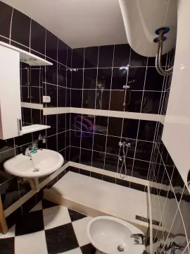 Kupatilo sa tuš kabinom, umivaonikom i crno-bijelim pločicama. - image 18
