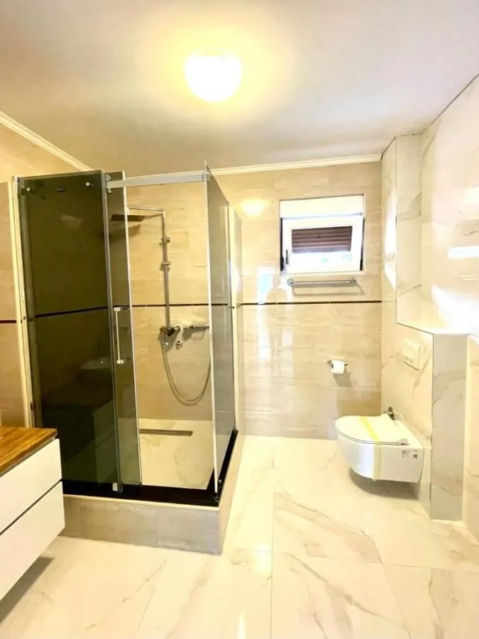 Prodaja, trosoban stan, 241m², Bar, Crna Gora