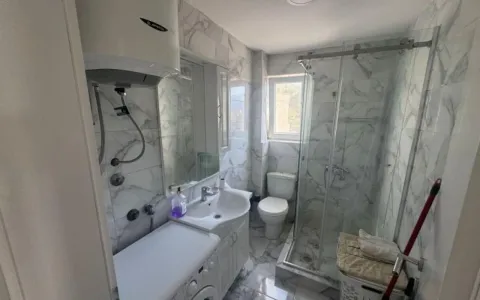 Kupatilo sa tuš kabinom, umivaonikom i wc šoljom obloženo mermernim pločicama. - image 7