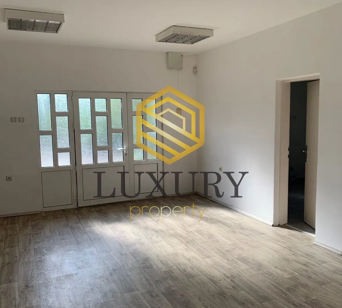 Izdavanje, kuća, 250m², Tološi, Podgorica