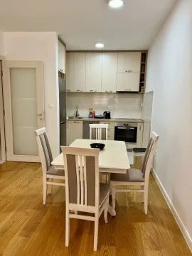 Kuhinja sa trpezarijom i modernim namještajem. - image 3